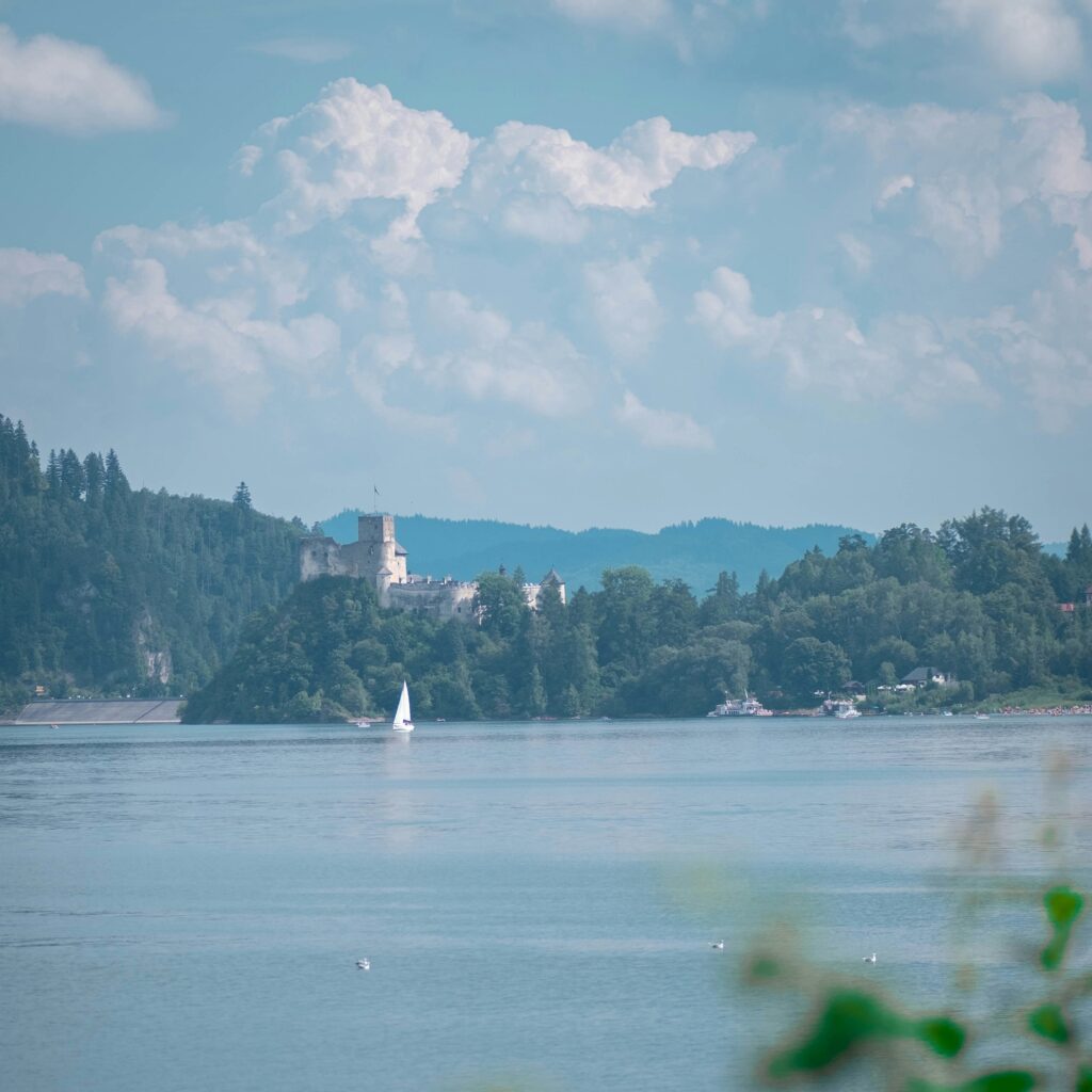 czorsztyn niedzica nad jeziorem