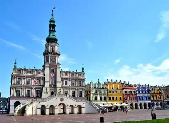Autokar, noclegi, przewodnicy - logistyka wyjazdu po trzech miastach